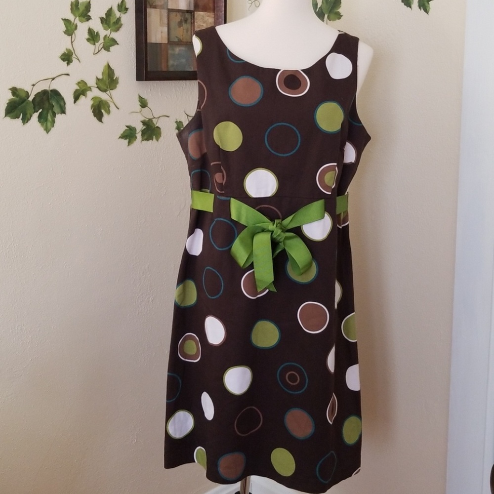 Cute sleeveless dress with top lining.
